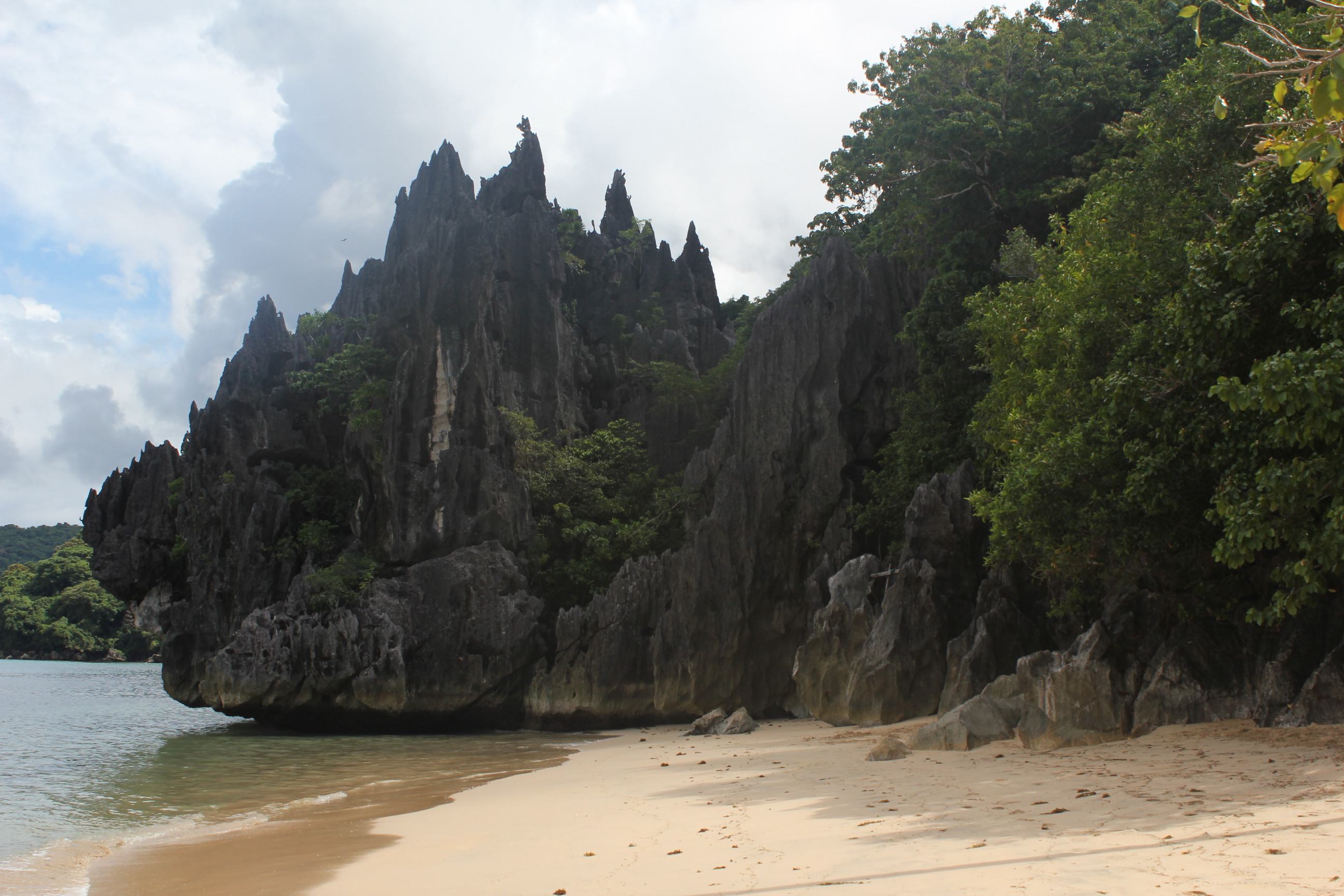Caramoan Hunongan Cove has limestone cliffs and beach